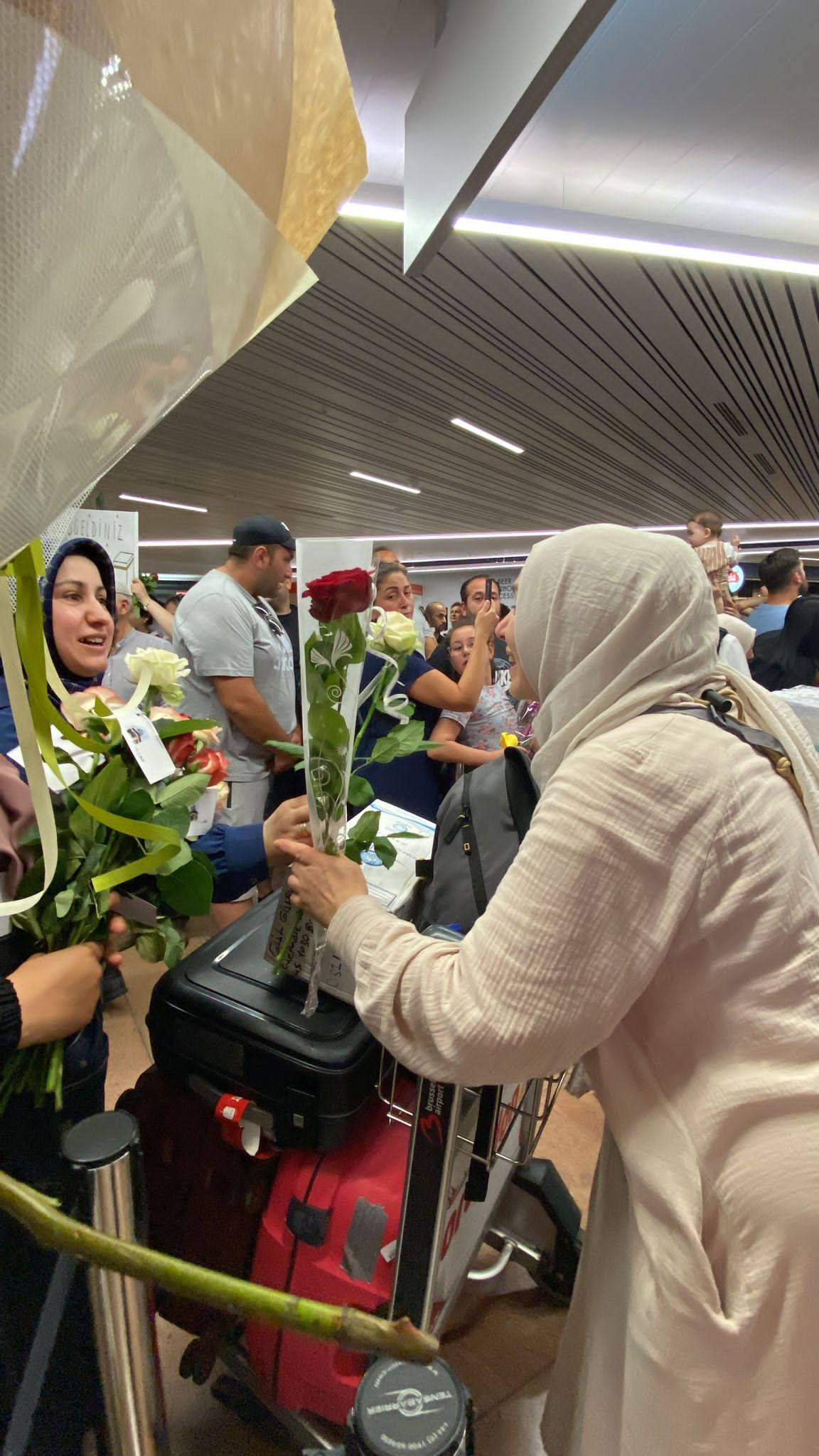 Hacı adaylarımıza, kutsal topraklarda gerçekleştirdikleri ibadetlerden dolayı tebriklerimizi iletiyoruz.